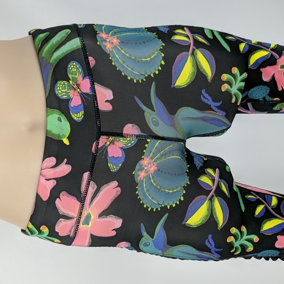 Nike Women's Tights Size Small Black Pink Green Floral Birds Ruched 3/4 Length - Picture 3 of 11